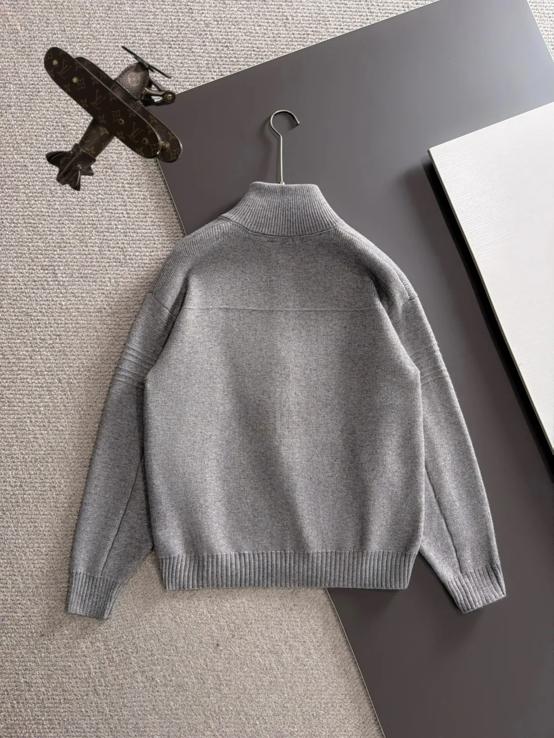 Next day shipping P225 Hermès high quality 2026 autumn and winter latest sweaters from the official website, on sale at the counter simultaneously Hot Sale! Specially made of wool blended fabric. It feels comfortable and can be directly in contact with the skin. The logo badge is exquisitely embroidered, which is extremely eye-catching! The details highlight the fashionable charm of big brands. Exquisite workmanship. Three-dimensional cutting style. The wearing effect is invincible and handsome! All three standards are complete! Sizes:M-3XL